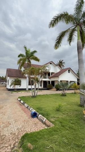 Nyumba ya vyumba 6 inauzwa Bahar Beach, Dar Es Salaam (2400 sqm)