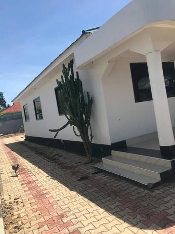 Nyumba ya vyumba vinne inauzwa Nyasaka, Mwanza (480 sqm) Nyumba ya vyumba vinne inauzwa Nyasaka, Mwanza (480 sqm)