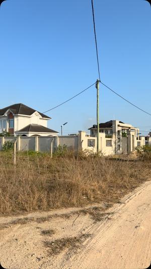 Kiwanja kinauzwa Gezaulole, Dar Es Salaam (1400 sqm) Kiwanja kinauzwa Gezaulole, Dar Es Salaam (1400 sqm)