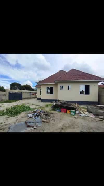 Nyumba ya vyumba vitatu inauzwa Kivule, Dar Es Salaam (650 sqm) Nyumba ya vyumba vitatu inauzwa Kivule, Dar Es Salaam (650 sqm)