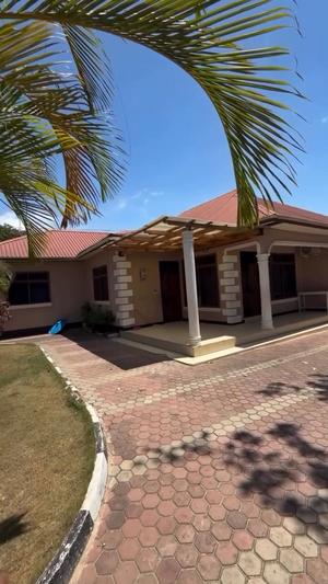 Nyumba ya vyumba vitatu inauzwa Mbezi Beach, Dar Es Salaam (1259 sqm) Nyumba ya vyumba vitatu inauzwa Mbezi Beach, Dar Es Salaam (1259 sqm)