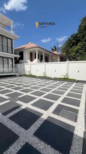 Nyumba (Furnished) ya vyumba vinne inauzwa Mikocheni B, Dar Es Salaam (450 sqm)