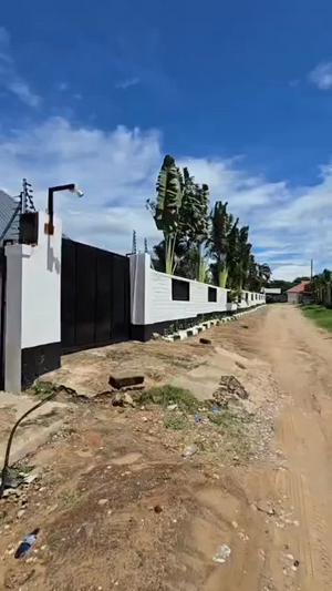 Nyumba ya vyumba vitatu inauzwa Sala Sala Jambo Super Market, Dar Es Salaam (632 sqm)
