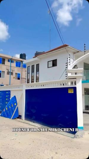 Nyumba ya vyumba vitano inauzwa Mikocheni B, Dar Es Salaam (600 sqm) Nyumba ya vyumba vitano inauzwa Mikocheni B, Dar Es Salaam (600 sqm)
