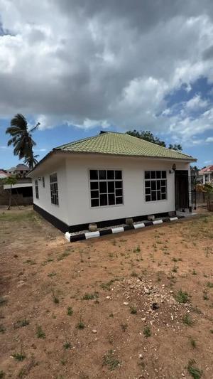 Nyumba ya vyumba viwili inauzwa Mbezi Beach Africana, Dar Es Salaam (1300 sqm)