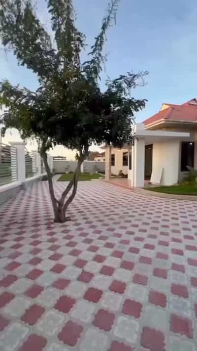 Nyumba ya vyumba vitatu inauzwa MBWENI UBUNGO, Dar Es Salaam (600 sqm)