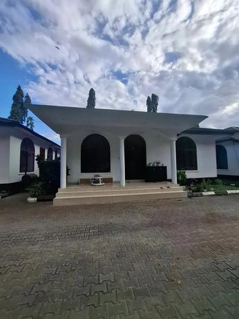Villa ya vyumba vitatu inapangishwa Mikocheni, Dar Es Salaam Villa ya vyumba vitatu inapangishwa Mikocheni, Dar Es Salaam