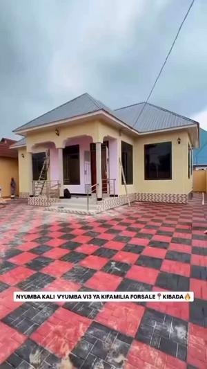 Nyumba ya vyumba vitatu inauzwa Kibada Mwela, Dar Es Salaam (600 sqm)