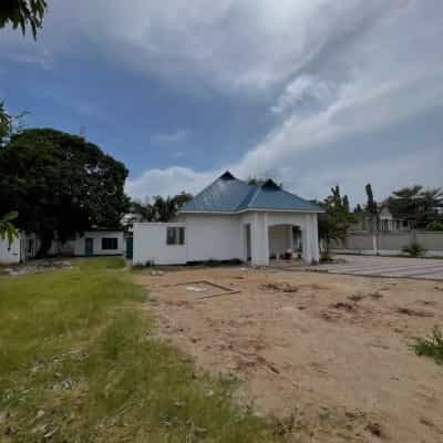 Kiwanja kinauzwa Mikocheni, Dar Es Salaam