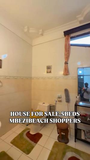 Nyumba ya vyumba vitano inauzwa Mbezi Beach, Dar Es Salaam (900 sqm)