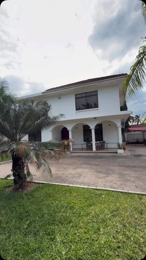 Nyumba (Furnished) ya vyumba vinne inapangishwa Kawe Beach, Dar Es Salaam Nyumba (Furnished) ya vyumba vinne inapangishwa Kawe Beach, Dar Es Salaam