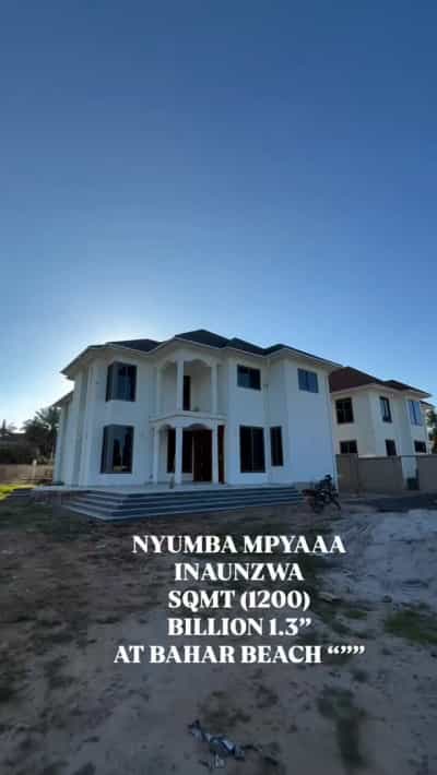 Nyumba ya vyumba vitano inauzwa Bahari Beach, Dar Es Salaam (1200 sqm)