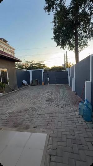 Nyumba ya vyumba vitatu inapangishwa Kinondoni Morocco, Dar Es Salaam Nyumba ya vyumba vitatu inapangishwa Kinondoni Morocco, Dar Es Salaam