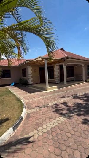 Nyumba ya vyumba vitatu inauzwa Mbezi Beach Chini, Dar Es Salaam (1259 sqm) Nyumba ya vyumba vitatu inauzwa Mbezi Beach Chini, Dar Es Salaam (1259 sqm)