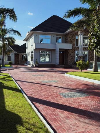 Nyumba ya vyumba vitano inauzwa Mbweni JKT, Dar Es Salaam (1300 sqm)