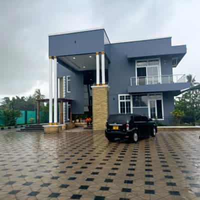 Nyumba (Furnished) ya vyumba vitano inauzwa Bagamoyo Roundabout, Mbeya (1865 sqm)