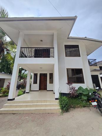 Villa ya vyumba vitatu inapangishwa Mikocheni, Dar Es Salaam