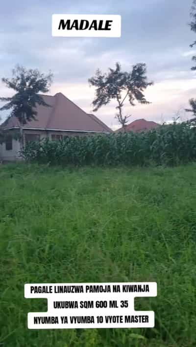 Nyumba ya vyumba 10 inauzwa Madale Njia Ya Msungi, Dar Es Salaam (600 sqm)