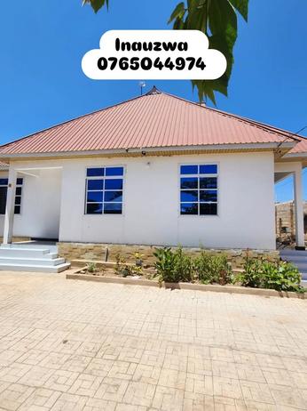 Nyumba ya vyumba vitatu inauzwa Buswelu, Mwanza (400 sqm) Nyumba ya vyumba vitatu inauzwa Buswelu, Mwanza (400 sqm)