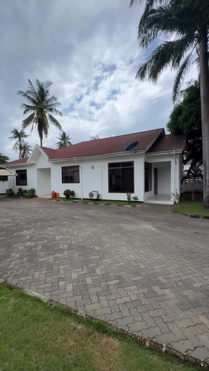 Nyumba (Furnished) ya vyumba vitatu inapangishwa Mbezi Beach, Dar Es Salaam Nyumba (Furnished) ya vyumba vitatu inapangishwa Mbezi Beach, Dar Es Salaam