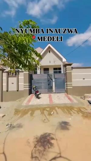 Nyumba ya vyumba vitatu inauzwa Medeli, Dodoma (400 sqm) Nyumba ya vyumba vitatu inauzwa Medeli, Dodoma (400 sqm)