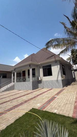 Nyumba ya vyumba vitatu inauzwa Mbezi Beach Salasala, Dar Es Salaam (500 sqm) Nyumba ya vyumba vitatu inauzwa Mbezi Beach Salasala, Dar Es Salaam (500 sqm)