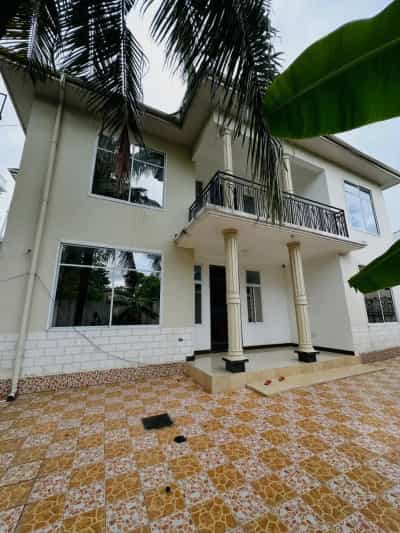 Nyumba ya vyumba 6 inauzwa Tabata Segerea Chama, Dar Es Salaam (800 sqm)