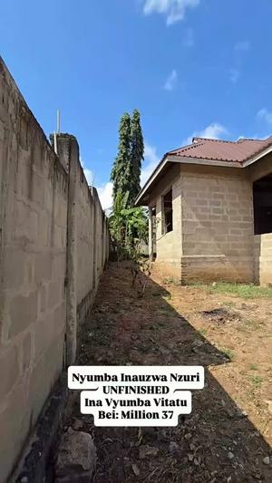 Nyumba ya vyumba vitatu inauzwa Goba Road Njia Panda Ya Makabe, Dar Es Salaam (400 sqm) Nyumba ya vyumba vitatu inauzwa Goba Road Njia Panda Ya Makabe, Dar Es Salaam (400 sqm)