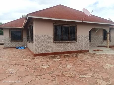 Nyumba ya vyumba vinne inauzwa Nyangomango Center, Mwanza (650 sqm)