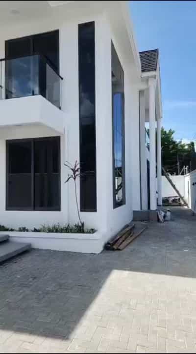 Nyumba ya vyumba vinne inauzwa Kijitonyama, Dar Es Salaam (400 sqm)