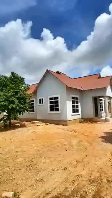 Nyumba ya vyumba vitatu inauzwa Iyumbu, Dodoma (1580 sqm)