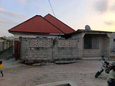 Nyumba ya vyumba vitatu inauzwa Ukonga, Dar Es Salaam (285 sqm) Nyumba ya vyumba vitatu inauzwa Ukonga, Dar Es Salaam (285 sqm)