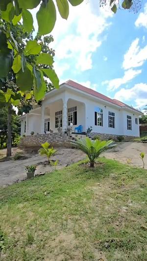 Nyumba ya vyumba vitatu inauzwa Mbezi Makabe, Dar Es Salaam (750 sqm)