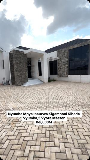 Nyumba ya vyumba vitano inauzwa Kigamboni Kibada, Dar Es Salaam (900 sqm)