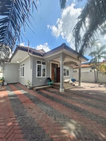 Nyumba ya vyumba vitatu inapangishwa Mikocheni, Dar Es Salaam Nyumba ya vyumba vitatu inapangishwa Mikocheni, Dar Es Salaam