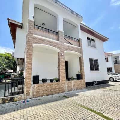 Villa ya vyumba vinne inapangishwa OYSTERBAY, Dar Es Salaam