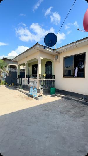 Nyumba ya vyumba vinne inauzwa Kisiwani, Dar Es Salaam (450 sqm) Nyumba ya vyumba vinne inauzwa Kisiwani, Dar Es Salaam (450 sqm)