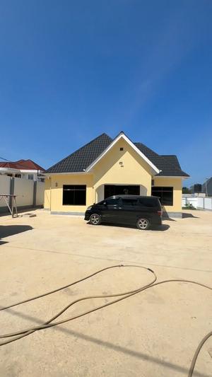 Nyumba ya vyumba vitatu inauzwa Bahar Beach, Dar Es Salaam (1050 sqm) Nyumba ya vyumba vitatu inauzwa Bahar Beach, Dar Es Salaam (1050 sqm)