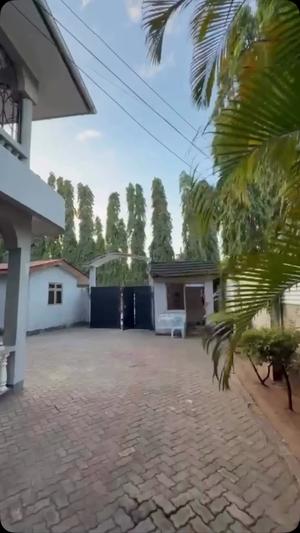Nyumba ya vyumba vinne inauzwa Mbezi Beach, Dar Es Salaam (900 sqm)
