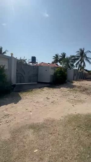 Nyumba ya vyumba vitatu inauzwa Boko Msikitini, Dar Es Salaam (700 sqm) Nyumba ya vyumba vitatu inauzwa Boko Msikitini, Dar Es Salaam (700 sqm)