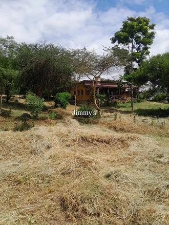 Nyumba ya vyumba vitano inauzwa Arusha (3.6 acre) Nyumba ya vyumba vitano inauzwa Arusha (3.6 acre)