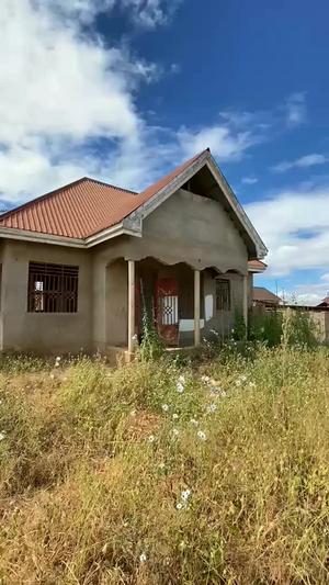 Nyumba ya vyumba vitatu inauzwa Nzuguni, Dodoma (515 sqm)