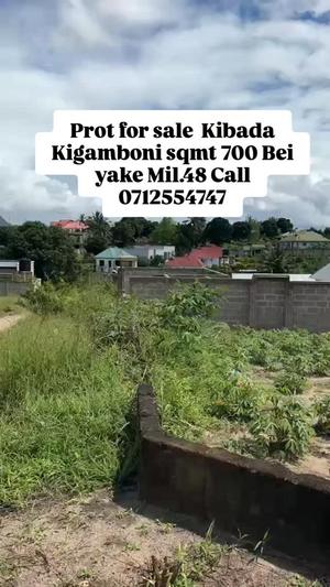 Kiwanja kinauzwa Kibada, Dar Es Salaam (700 sqm) Kiwanja kinauzwa Kibada, Dar Es Salaam (700 sqm)