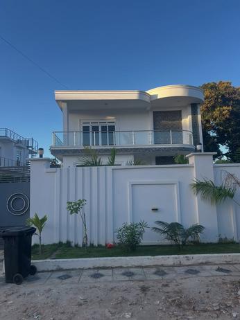 Nyumba (Furnished) ya vyumba vinne inapangishwa Mikocheni, Dar Es Salaam Nyumba (Furnished) ya vyumba vinne inapangishwa Mikocheni, Dar Es Salaam
