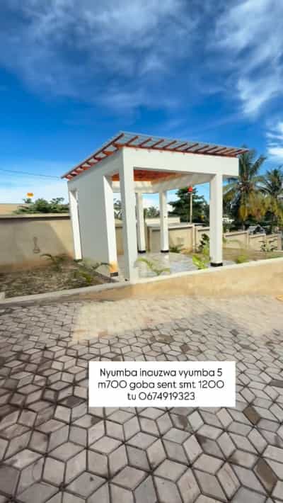 Nyumba ya vyumba vitano inauzwa goba, Dar Es Salaam (700 sqm)
