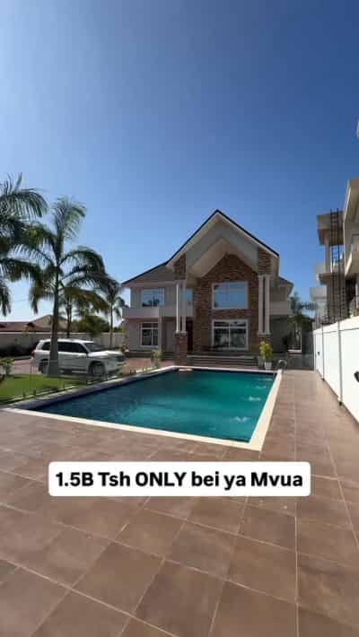 Nyumba ya vyumba vitano inauzwa Mbweni JKT, Dar Es Salaam (1300 sqm)