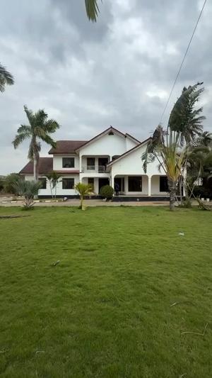 Nyumba ya vyumba vitano inauzwa Bahar Beach, Dar Es Salaam (1800 sqm)