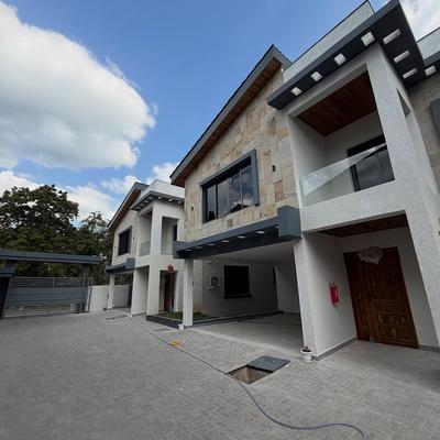 Villa ya vyumba vinne inapangishwa Masaki, Dar Es Salaam