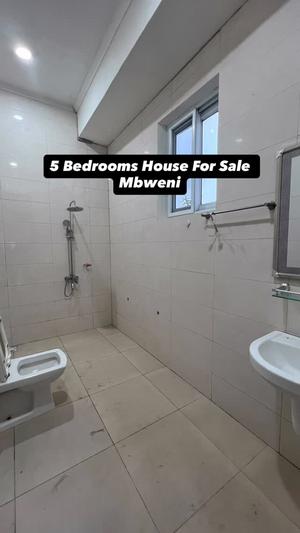 Nyumba ya vyumba vitano inauzwa Mbweni Mpiji, Dar Es Salaam (1496 sqm)