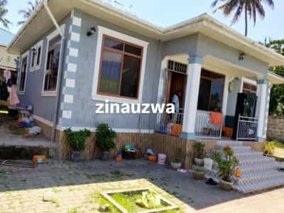 Nyumba ya vyumba vitatu inauzwa Mbezi Beach, Dar Es Salaam (1000 sqm)